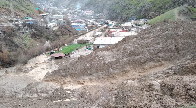 Heyelan oldu...Evler toprak altında kaldı