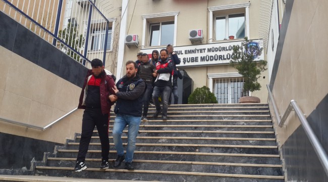 İstanbul’da sahte altın sikke satan Suriyeli şahıslar suçüstü yakalandı