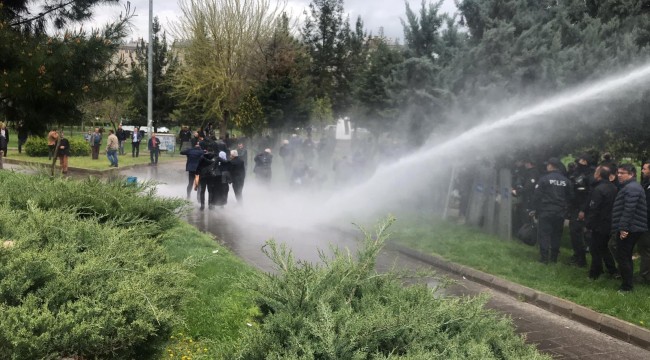 İzinsiz gösteriye polis müdahalesi