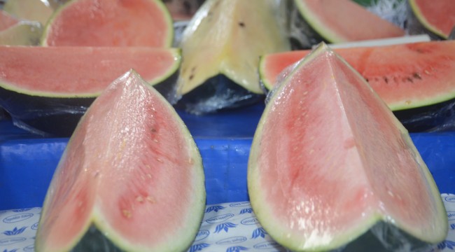 Karpuz pahalı olunca dilim dilim satılıyor