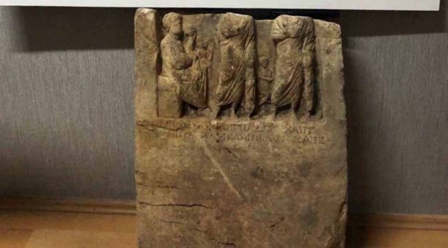 Kralın mezar taşını satarken yakalandılar