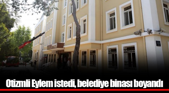 Otizmli Eylem istedi, belediye binası boyandı