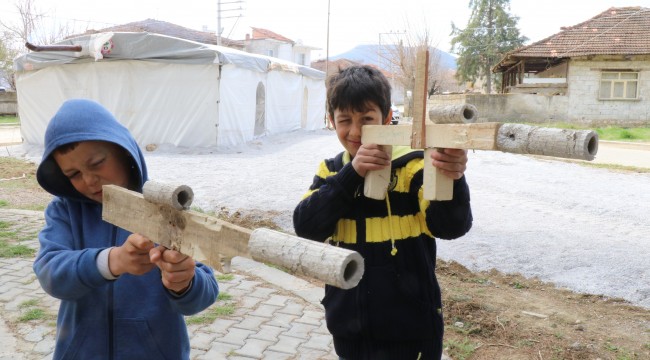 Oyuncakları enkaz altında kalan minikler, kendi oyuncaklarını yaptı