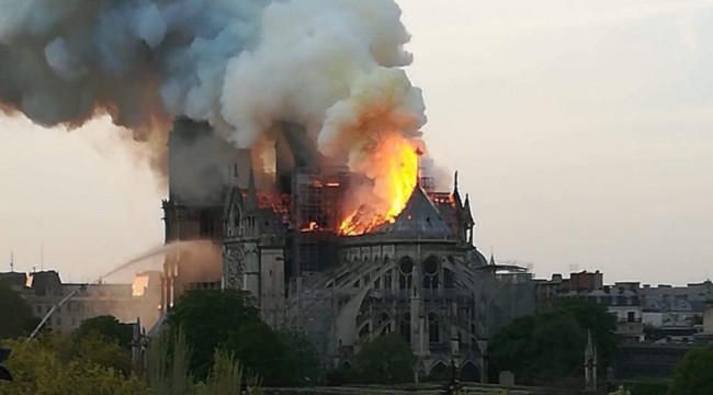 Paris'te Notre Dame Katedrali'nde yangın