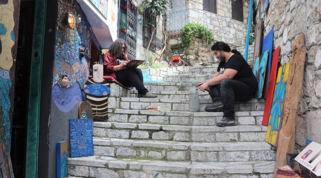 Sanatçı çift, harabe olarak aldıkları evi sanat galerisine çevirdi