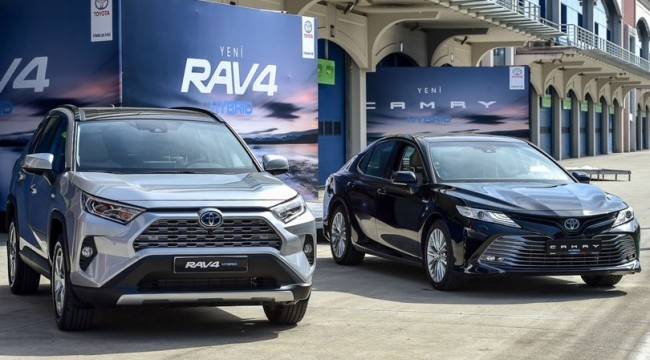 Toyota'nın yeni hibrit modellerinin fiyatı belli oldu