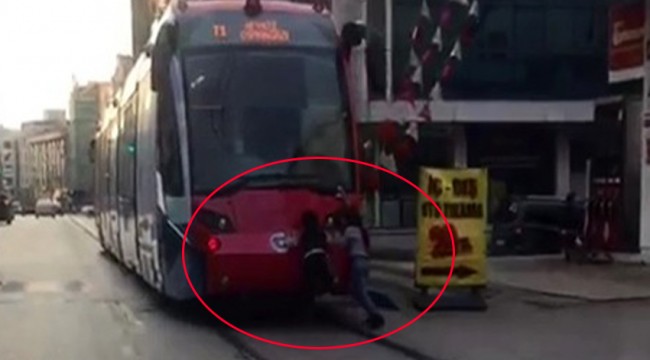 Tramvayın arkasına tutunup metrelerce kaydılar
