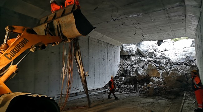 Tünelde meydana genel göçüğün ortaya çıkardığı manzara gün ağarınca ortaya çıktı