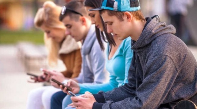 Uzmanlardan cep telefonunu elinden düşürmeyen gençlere uyarı