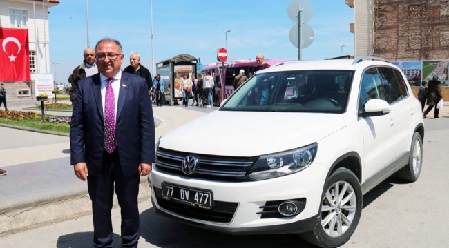 Yalova Belediye Başkanı Salman, makam aracını iade etti