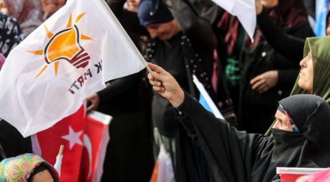 Yeni Şafak yazarı: Tüm siyasi kariyerini tehlikeye atarak feryat eden AK Partili...
