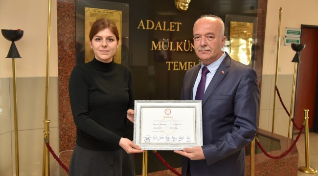 Yüzde 71 ile rekor kıran Başkan Bahçavan mazbatasını aldı