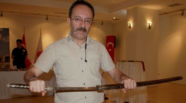 Adliye girişinde el konulan eşyalar sergilendi: Aralarında Samuray kılıcı da var