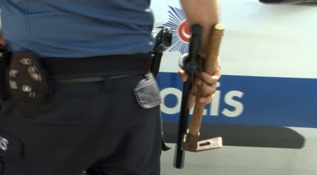 Arsa parasını yutan ATM’ye keserle saldırdı