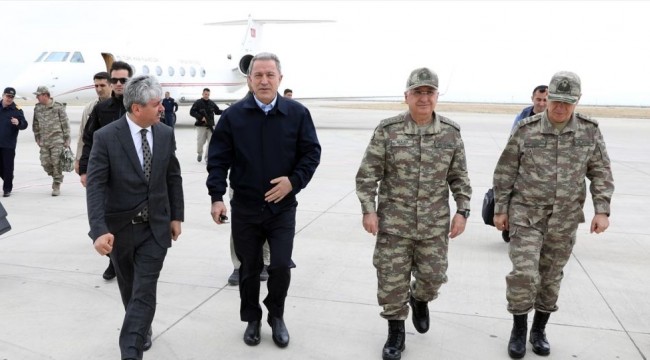 Bakan Akar ve komutanlar sınır hattında