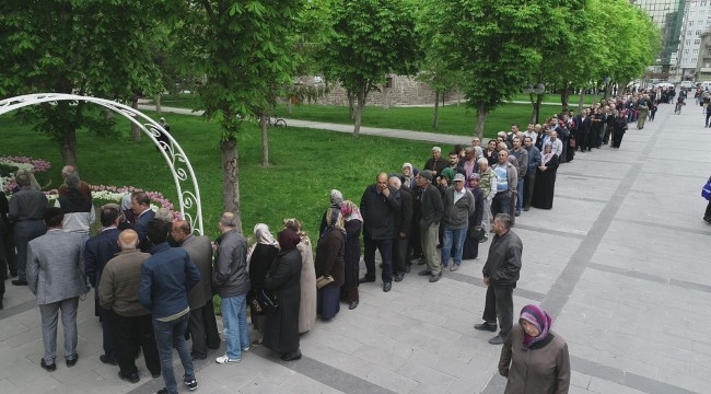 Bedava fide alabilmek için uzun kuyruk oluşturdular
