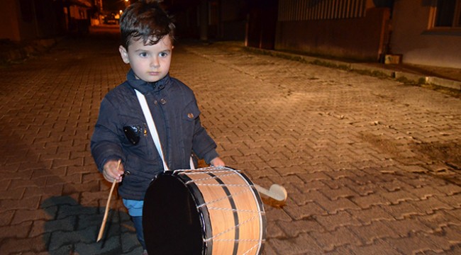 Bu mahalle 3 yaşındaki çocuğun davul sesiyle sahura uyanıyor