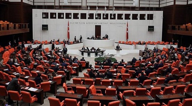 CHP'li vekil kürsüde su içti, HDP'li vekil hatırlattı: Laik Türkiye burası