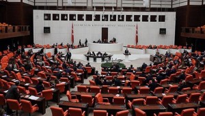 CHP'li vekil kürsüde su içti, HDP'li vekil hatırlattı: Laik Türkiye burası