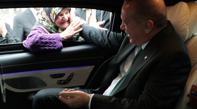 Cumhurbaşkanı Erdoğan ile yaşlı teyzenin gülümseten sohbeti