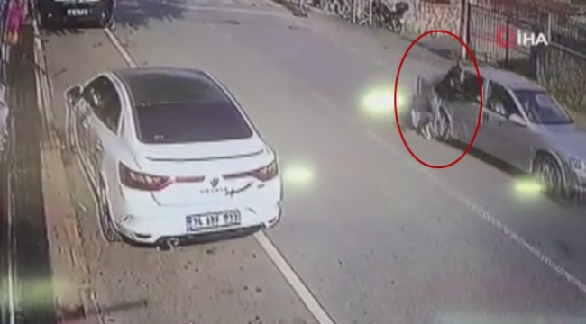 Darp ettiği kadını otomobilden attı