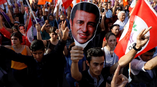 Demirtaş: İstanbul adayı olsam, billboardlara ayna koyardım