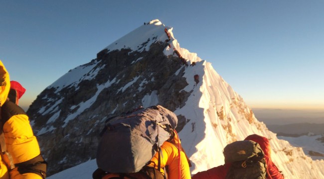 Everest'te dağcı ölümleri: 'İnsanlar cesetleri çiğneyerek ilerliyordu'