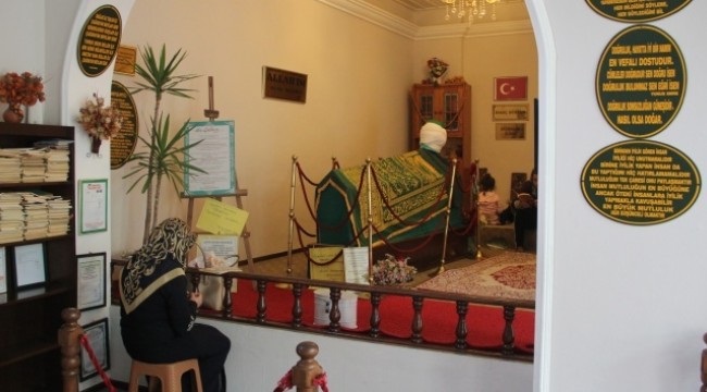 Evin içerisinde türbe var