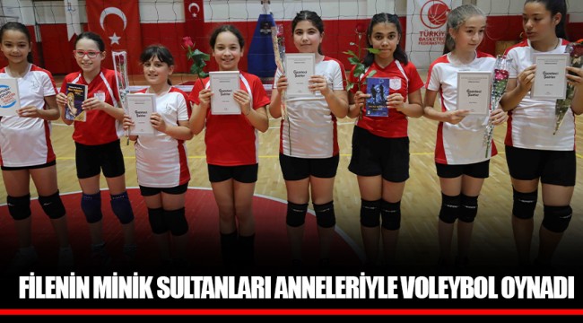 FİLENİN MİNİK SULTANLARI ANNELERİYLE VOLEYBOL OYNADI