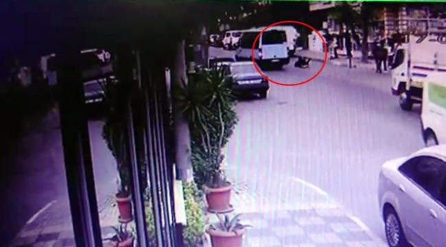 Genç kız kapısı açık minibüsten böyle düştü