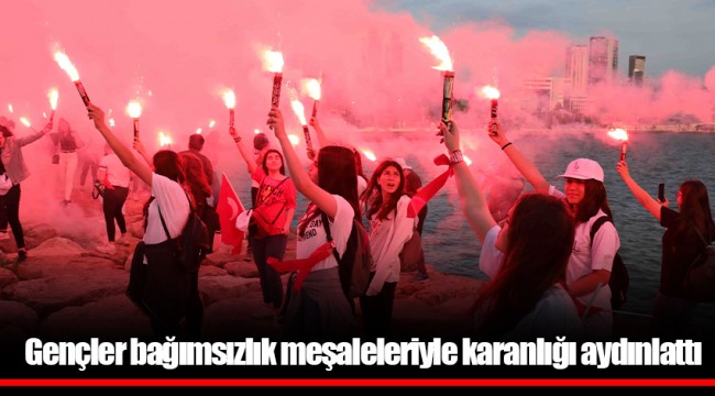 Gençler bağımsızlık meşaleleriyle karanlığı aydınlattı