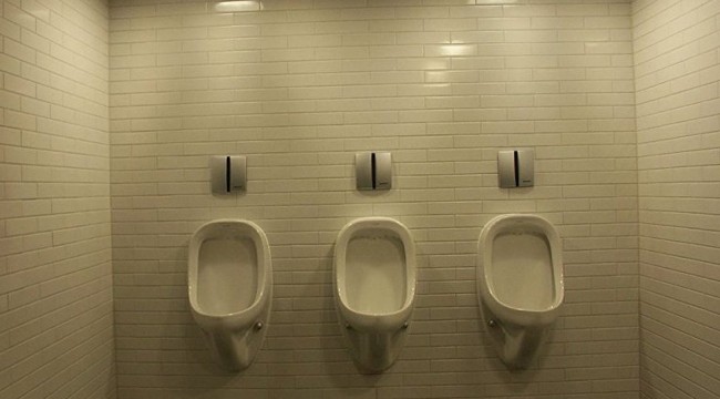 Gerekçe bitmeyen kuyruk: Uzmanlar bir erkek tuvaletine karşılık iki kadın tuvaleti önerdi