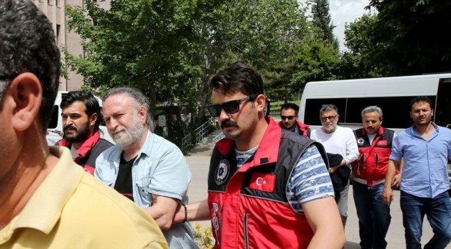 Gözaltına alınan 'Zümrüt Apartmanı'nın yazarı ve yayıncısı serbest bırakıldı