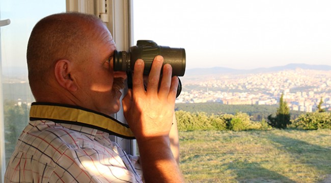 Gözü ormanda, kulağı ezanda