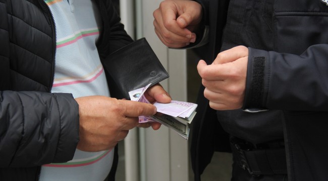 İçinde 35 bin 673 lira olan cüzdanı bulup polise teslim etti