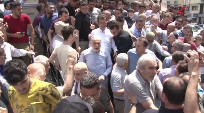 İmamoğlu'na cami çıkışında protesto ve destek