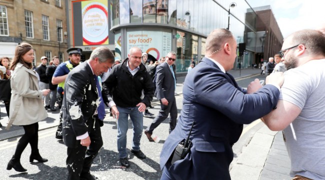 İngiltere'de 'milkshake protestoları' sürüyor: Bu kez hedef Brexit Partisi lideri
