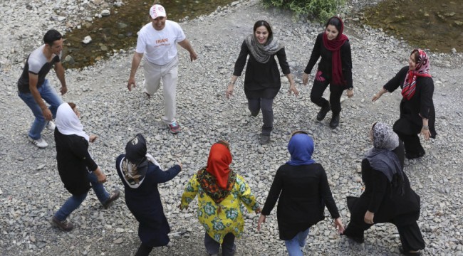 İran'da yoga yapan 30 kişi gözaltına alındı
