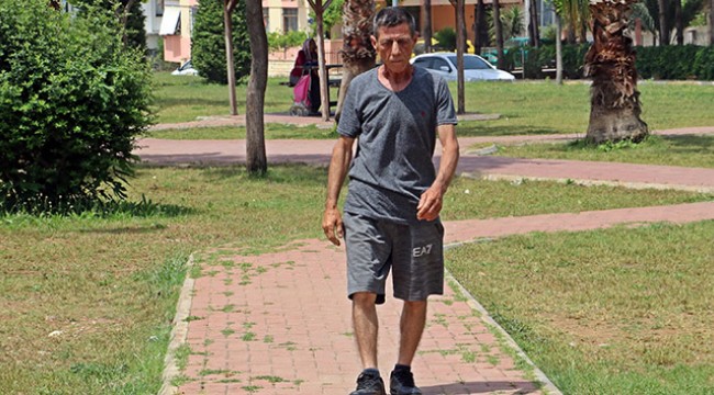 Kaybolan oğlunun kıyafetlerini giyip sokak sokak onu arıyor