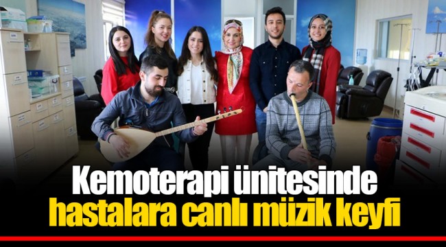 Kemoterapi ünitesinde hastalara canlı müzik keyfi