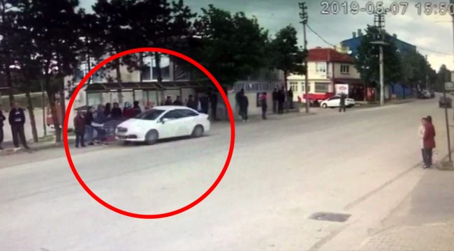 Kontrolden çıkan otomobil vatandaşların servis beklediği durağa daldı