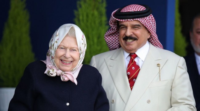 Kraliçe 2. Elizabeth'in Bahreyn Kralını ağırlaması tepki çekti