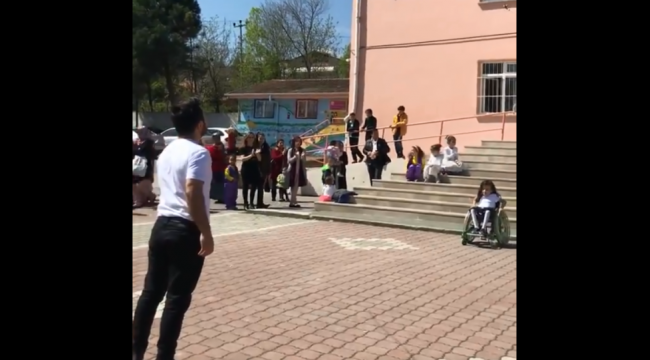 O öğretmen yine sahnede: Engelli öğrencisiyle dans etti