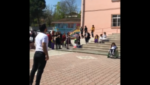 O öğretmen yine sahnede: Engelli öğrencisiyle dans etti