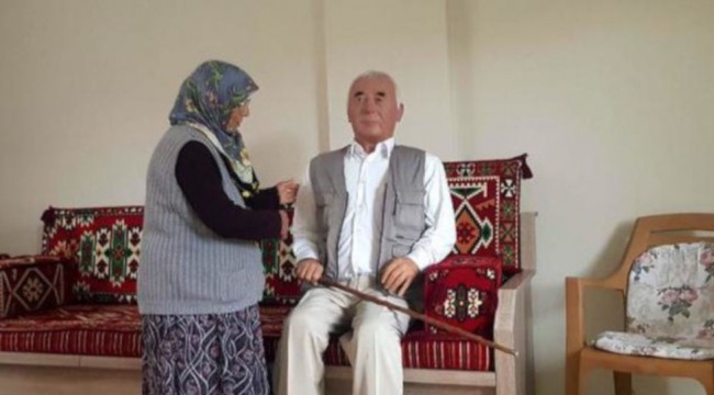 Ölen eşinin balmumu heykeline sarılarak hasret gideriyor
