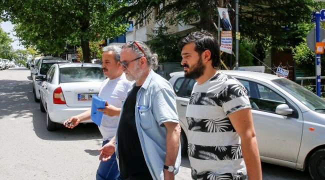 Pedofili ifadeler içeren 'Zümrüt Apartmanı'nın yayıncısı Topçu gözaltında