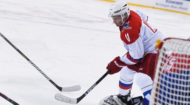 Putin Soçi’de hokey maçına çıktı