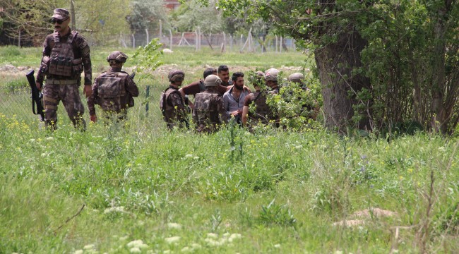 Silahlı firarinin teslim olma anı saniye saniye görüntülendi