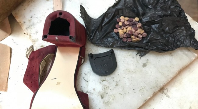 Topuklu ayakkabıdan uyuşturucu hap çıktı