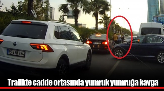 Trafikte cadde ortasında yumruk yumruğa kavga